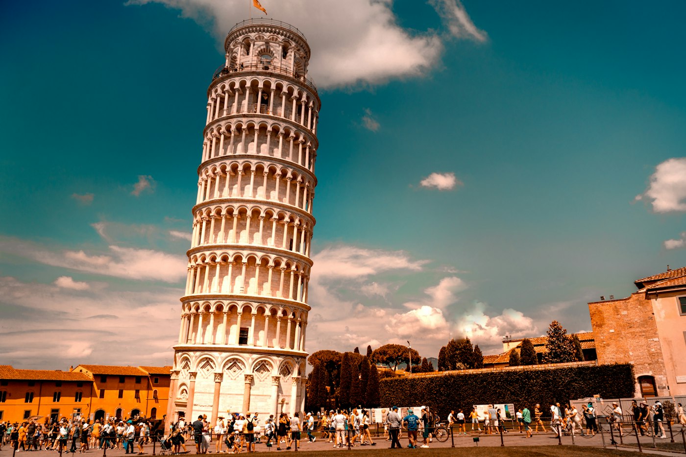 Kulla e pjerrët e Pizës në Piazza dei Miracoli.