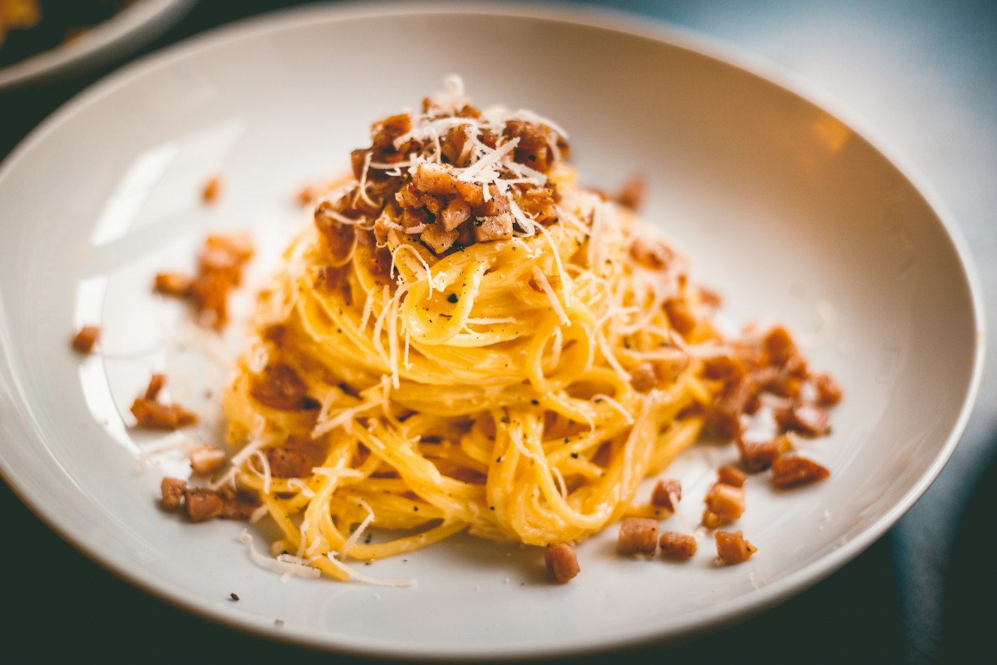 Karbonara e vërtetë romane: guanciale, e verdhë veze, pecorino dhe piper i zi.