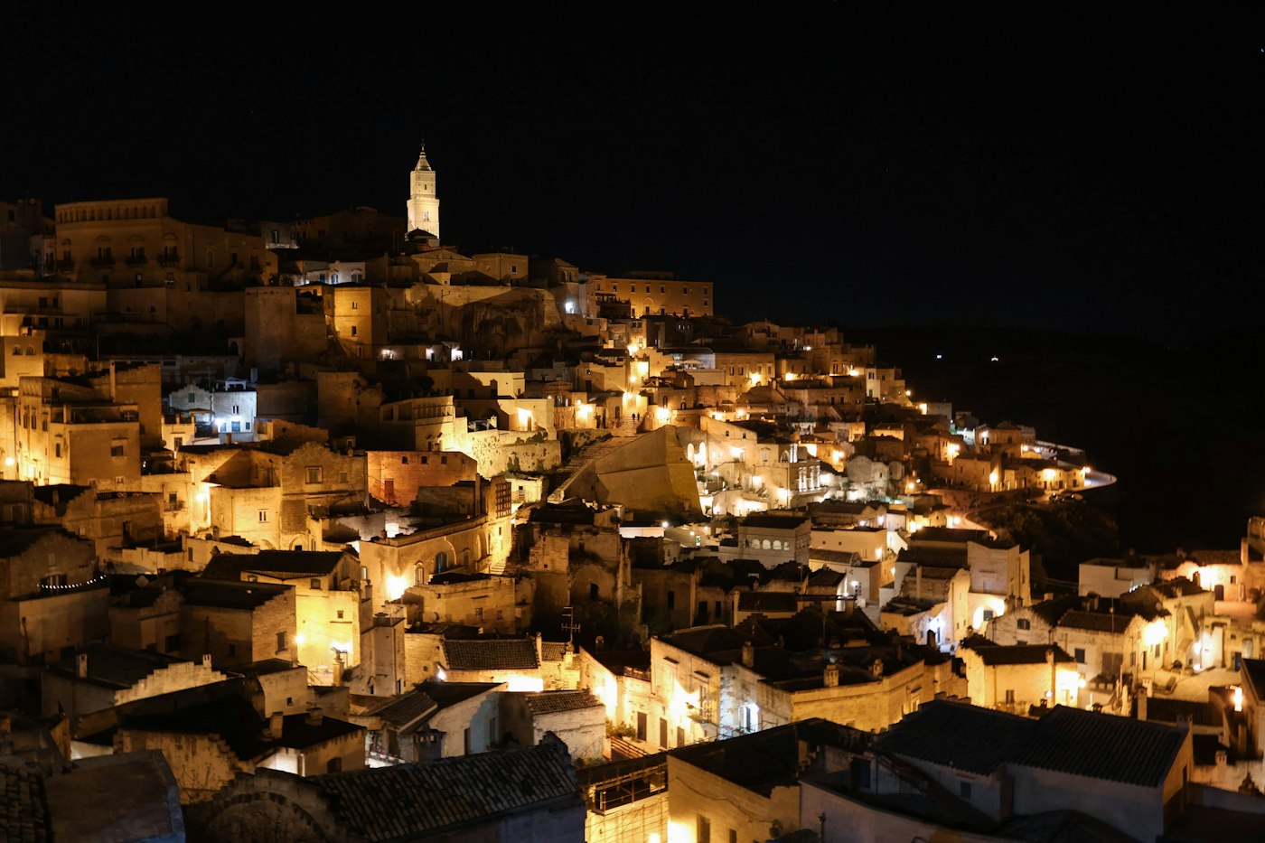 Matera natën: mijëra drita të ndezura mbi shkëmb, si një pemë Krishtlindjesh.